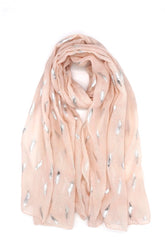 Scarf with feather pattern